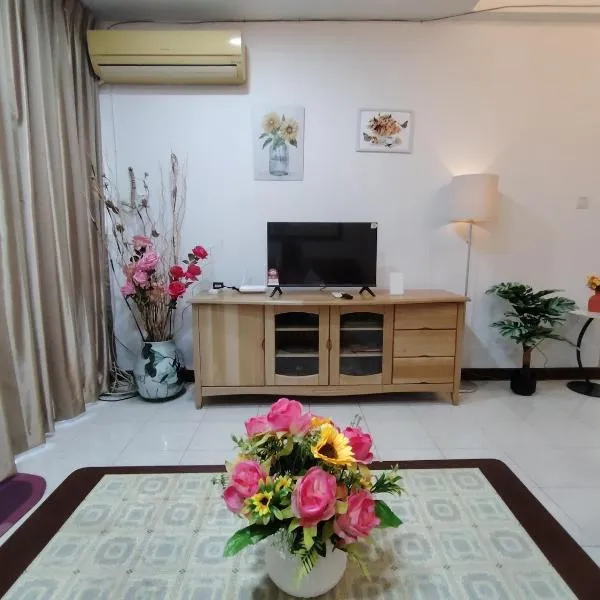 RIVERBANK SUITE with riverfront mountain DUN view, ξενοδοχείο σε Kuching