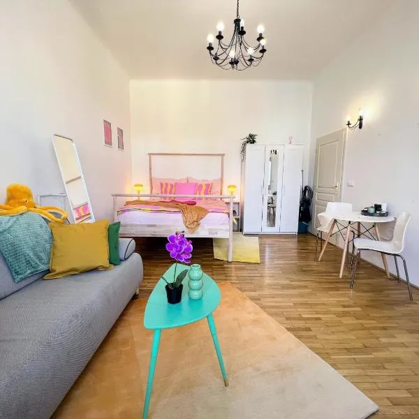 Beautiful & peaceful apartment with cute balcony, отель в Праге