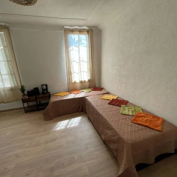 Vous viendrez vivre ici 2 pièces champ de blé garage à moto, hotel in Riez