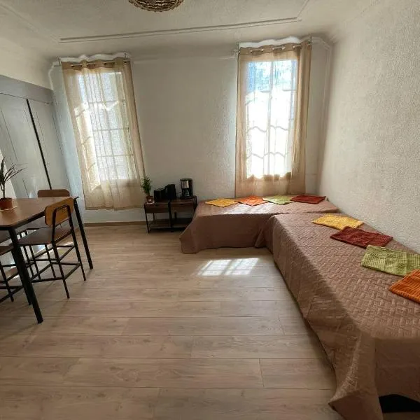 Vous viendrez vivre ici 2 pièces lavandes garage à moto, hotel in Riez