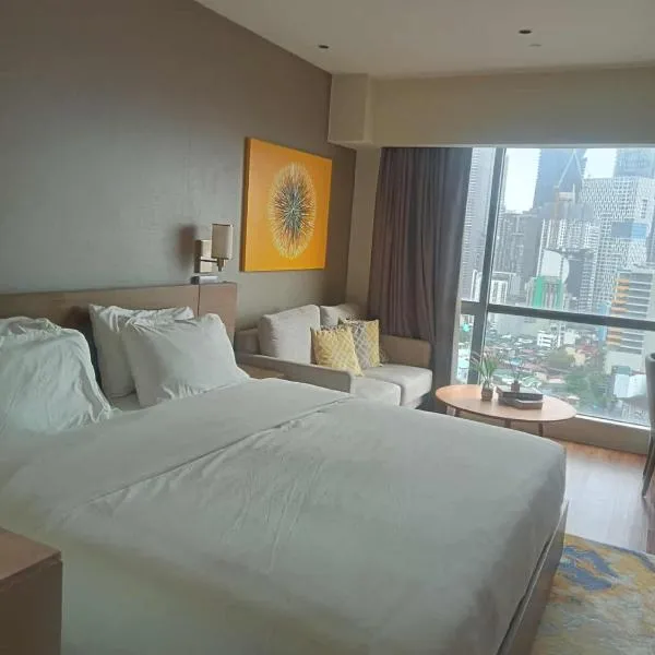 Novotel Residence Hotel Manila by Jolly Luxe Suites at Acqua，位于马尼拉的酒店