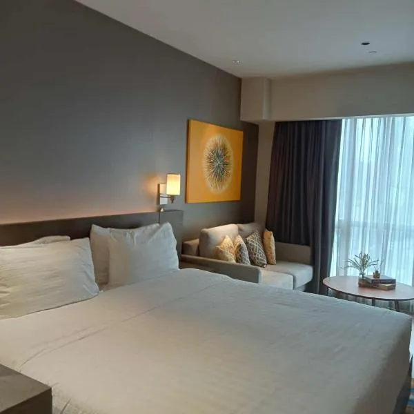 Novotel Acqua Suites Manila by Jolly Luxe, hotel en Manila