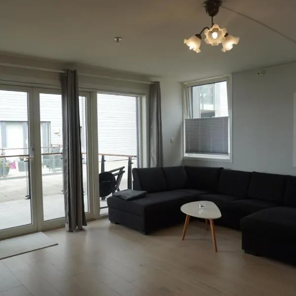 Cozy Flat with Balcony in Central Jørpeland - Close to The Pulpit Rock, hotel v destinaci Jorpeland