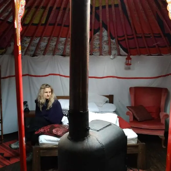 Escape to a cosy Yurt Retreat, hotel v destinaci Mickle Trafford