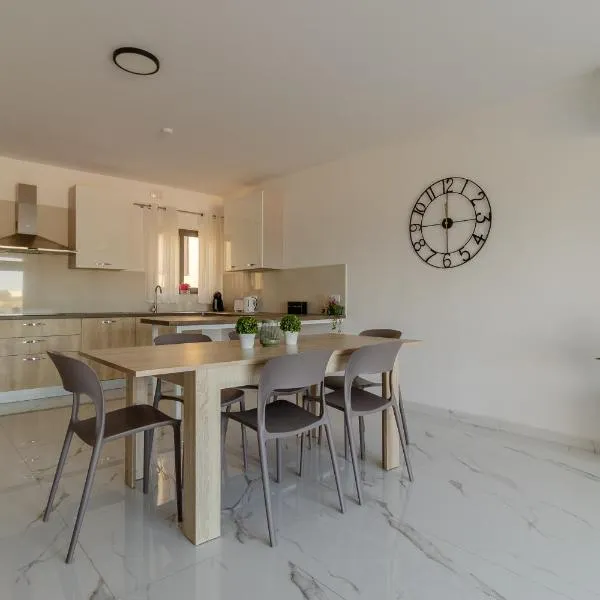 Penthouse with 3 bedroom, hotel v destinaci Luqa