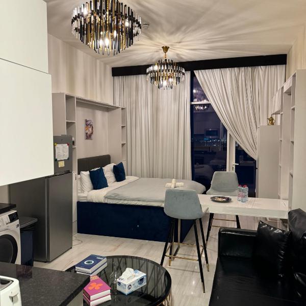 Bayz Business Bay Lux Studio with Resort Amenities, Dubai