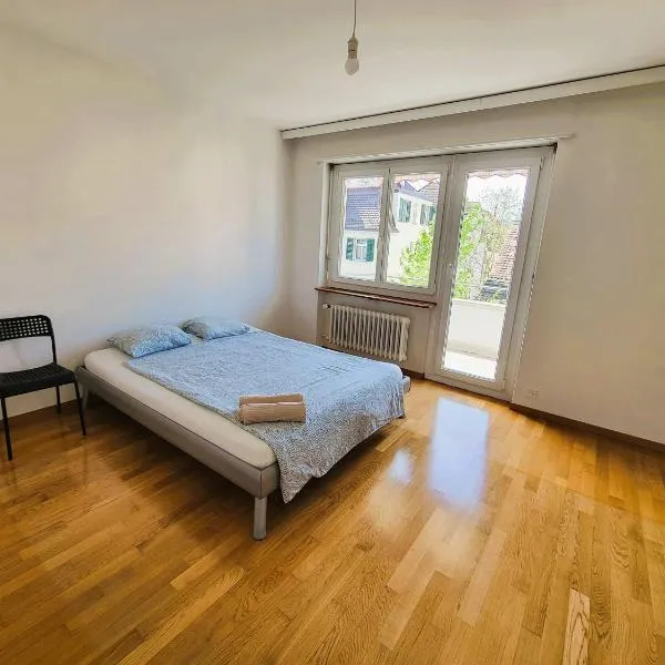 5 Bedroom City Center Apartment with Balcony Dorf - Self Checkin, hotel em Zurique