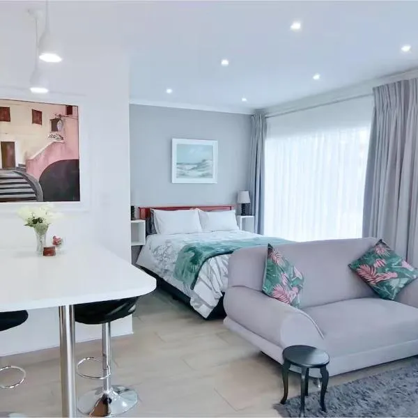 Central, Secure & Stylish Stay in Randhart, hotel ad Alberton