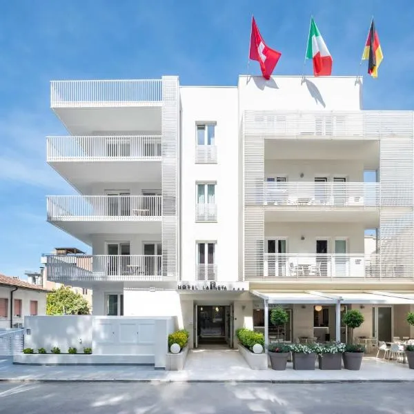 Hotel La Pineta, מלון בפולוניקה