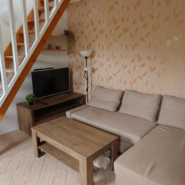 Apartmán v Královském Údolí s předzahrádkou, hotel in Králŭv Dvŭr