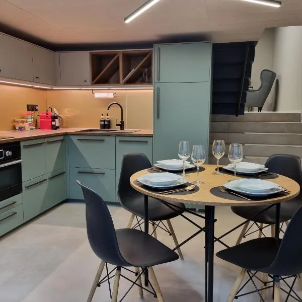 Beautiful Duplex 20 min from center, hotel in Prague