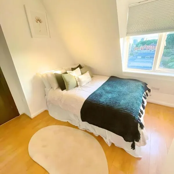 Bright studio in Excellent location, hotel in London
