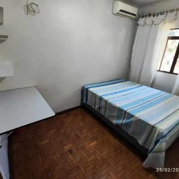 Quarto privado em casa mobiliada, hotel in Cascavel
