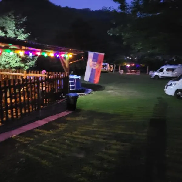 Kamp kućica trokrevetna, hotel in Crnča