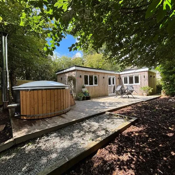 Cornish wooden cabin & wood fired hot tub, hotel in Gwennap