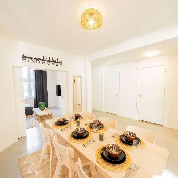 Urban Luxe 70 m2 Two-Bedroom Apartment GB-62, hotel v Eindhovenu