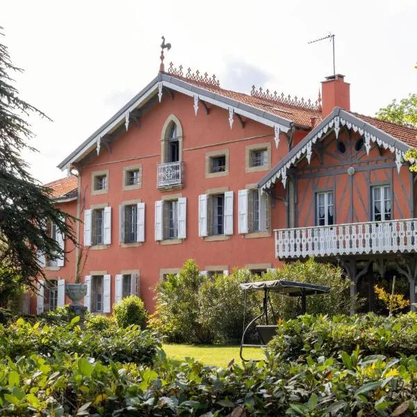 Domaine La Belle Histoire - Gîte côté jardin, hotel en Besset
