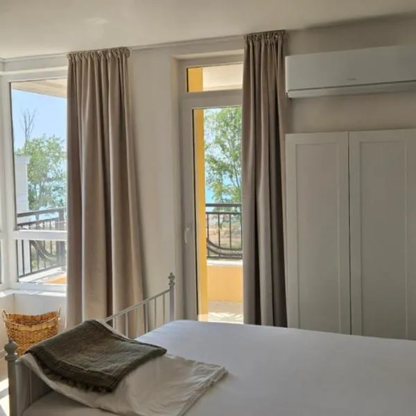 Cozy sea view studios, hotel in Sozopol