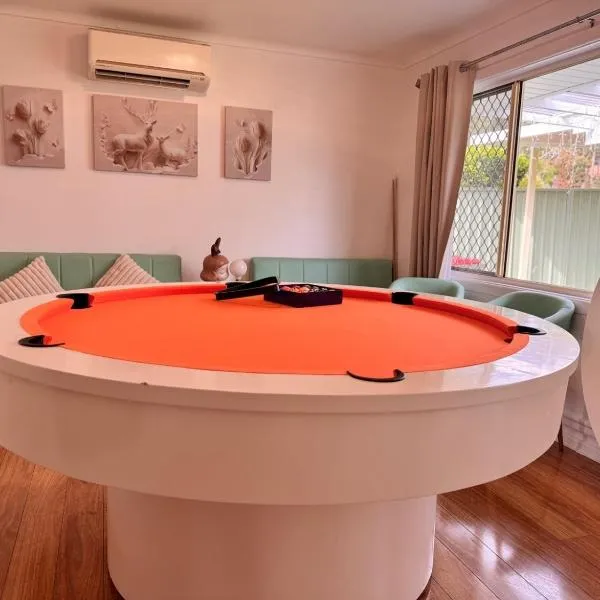 Fairyland Getaway- at Central Coast with XXXL hot Jacuzzi & Fun - Round pool table and Slide bunk bed, ξενοδοχείο σε Narara