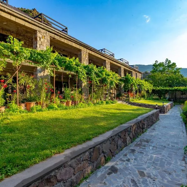 Valodia's Cottage, hotel in Vardzia