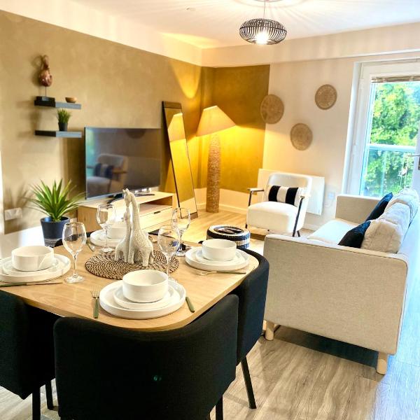 Safari 2 Bedroom Condo with Free Secure Parking, Manchester