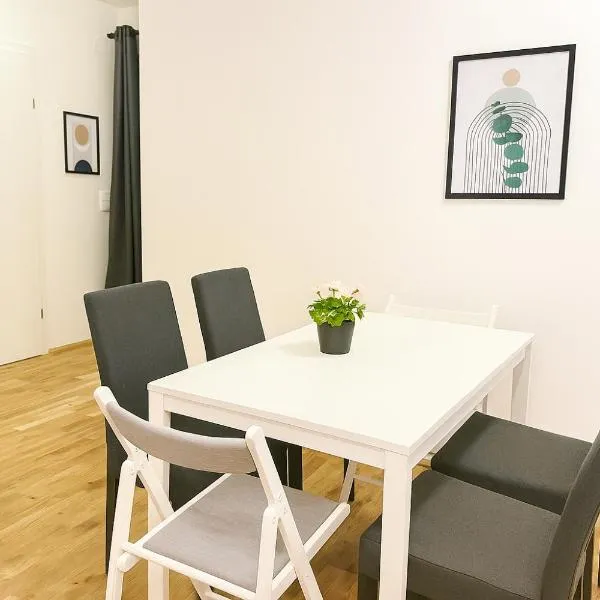 Modern Apartment with Balcony & Free Parking Near Metro, hotel in Vienna