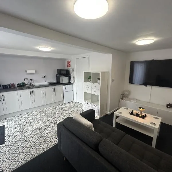 Peaceful Garden Cabin Stay in the Yorkshire Wolds, Hotel in Cranswick