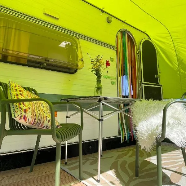 Cute little caravan for 2 in old orchard, hotel v destinaci Hem