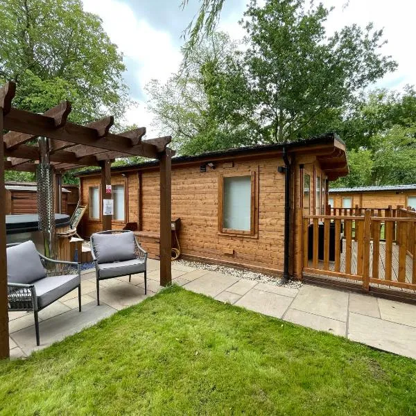 Lakeside Lodge 1, with Log burning Hot Tub, ξενοδοχείο σε Everton