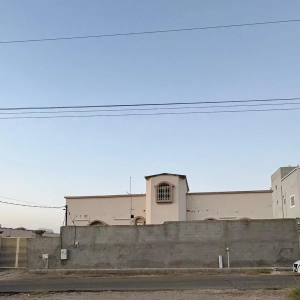 شقة واسعه بثلاث غرف نوم – hotel w mieście Al Aqiq
