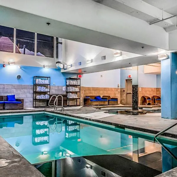 Solara 2BR Retreat - Pool - Hot Tub & Resort Perks-113, hotell i Canmore
