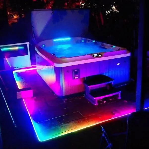 Petit loft avec jacuzzi et terrase exotique privé, hotel v destinaci Granby