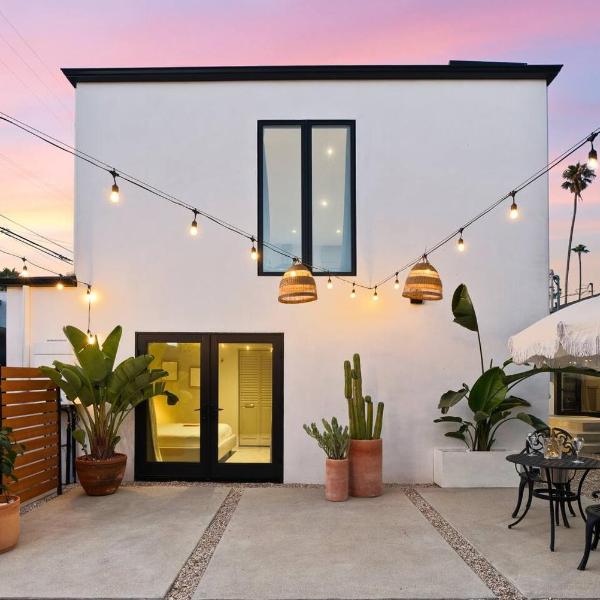 Luxe 2BR with Designer Touches, Walk to Everything, Los Angeles