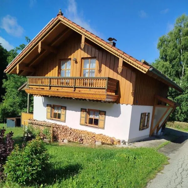 Ferienhaus am Waldrand, hotel v destinaci Neukirchen vorm Wald