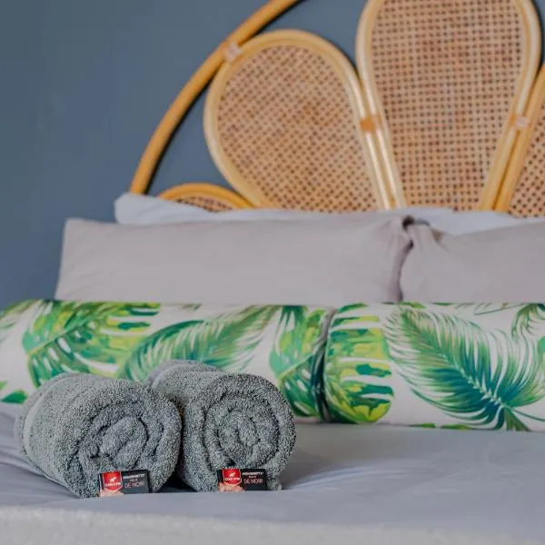 Hermanus Waterfront Boho Studio Apartment, Whale Coast Hideaway, hótel í Hermanus