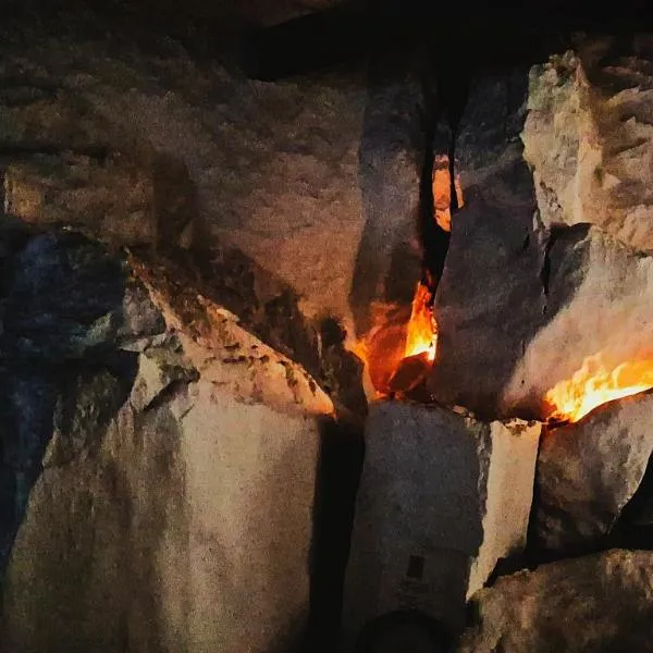 Traditional cave house!, отель в Идре