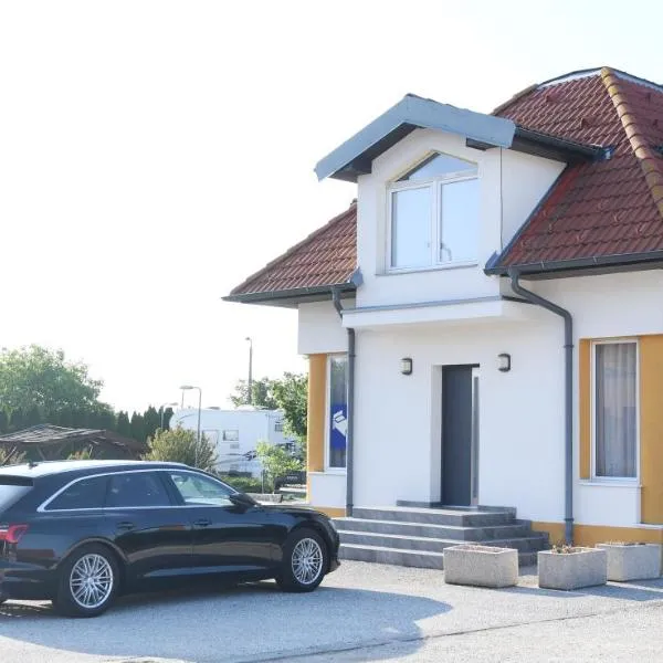 Hotel Rózsa Csárda Bungalow & Caravan Park, hotel v destinaci Hegyeshalom