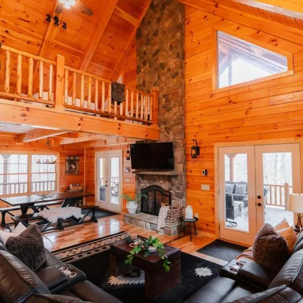 Logan में, होटल Sleeps 16 Luxury Cabin with Game Room & Hot Tub