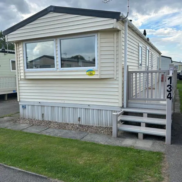 2 Bedroom Caravan 6 Birth The Wolds Ingoldmells Skegness - No pets free WiFi, hotel v destinaci Ingoldmells
