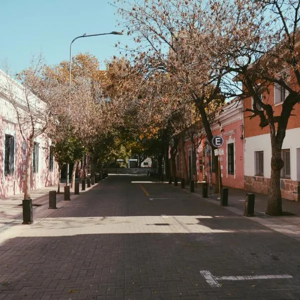Hostel Córdoba Capital con ubicación estratégica -Casa Revol- Barrio Güemes, hôtel à Córdoba