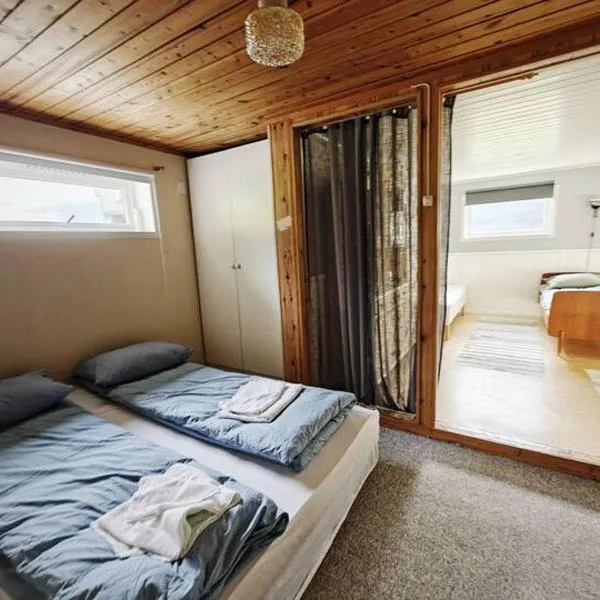 2 Houses & a Barn Ground Floor, hôtel à Leknes