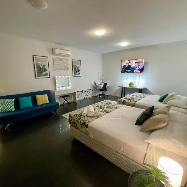 Private unit in Whitehaven Crescent，位于坎农代尔的酒店