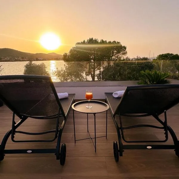 Beachfront house Miamore - 10 m from the sea, hotell i Pašman