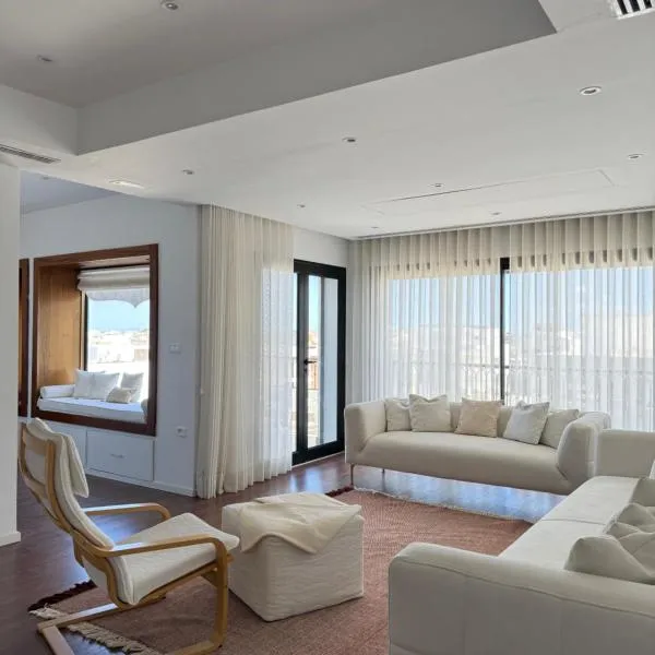 High standing villa floor close to the airport with shuttle, hotel in La Soukra