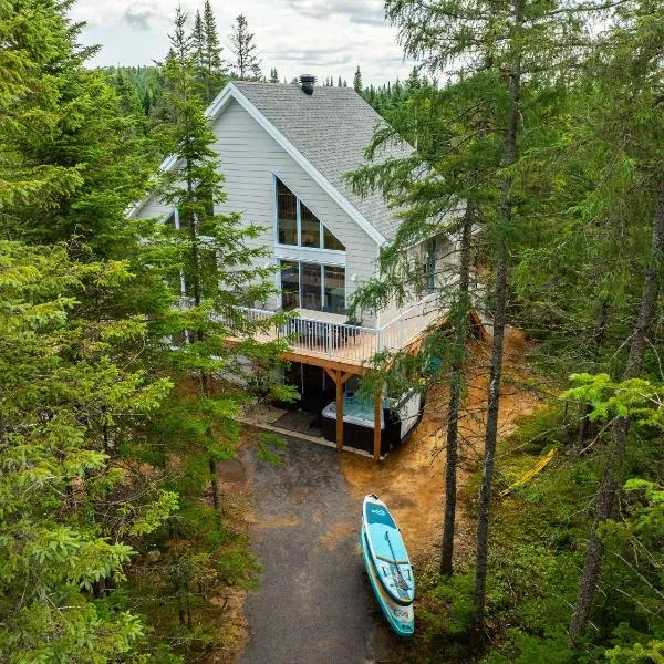 L'intemporel - Retro Chalet with Private Lake and Hot Tub, hotel in Valcartier Station