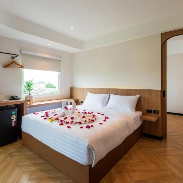 The Moment Hotel，位于Ban Bang Khan的酒店