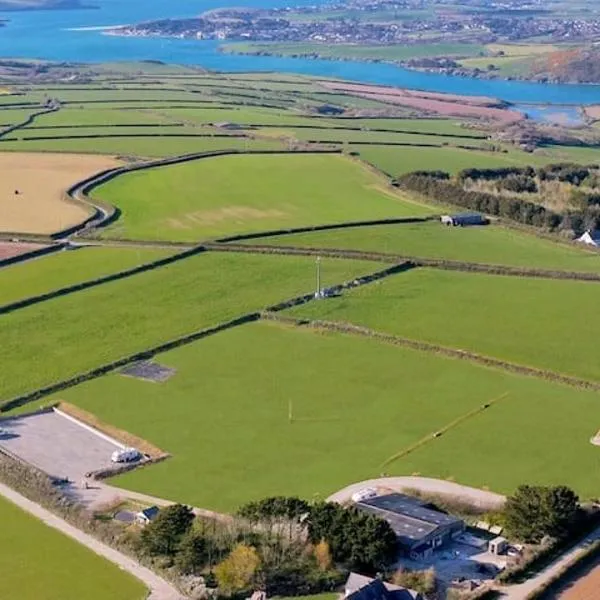 Hawk's View Bell Tent at Higher Hawksland Farm, hotel in Saint Issey