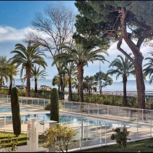 Appartement 2 pièces en front de mer- paddle inclus, hotel em Cannes