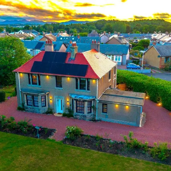 Red Roofs - 5BR Luxury - Large Gardens - EV Point - Near Edinburgh, hotel in Newtongrange
