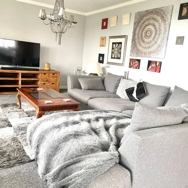 Spacious, smart apartment near City Centre and Coop Arena Free parking, ξενοδοχείο στο Μάντσεστερ